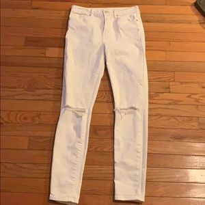 white jeans with holes on the knees